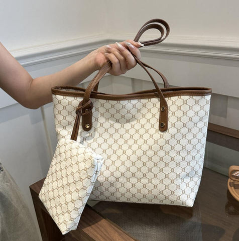 Luxury Women's Crossbody Bag with Chain Casual Portable Shoulder Bag Custom Logo PVC Nylon Lining Zipper Closure