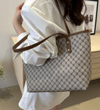 Luxury Women's Crossbody Bag with Chain Casual Portable Shoulder Bag Custom Logo PVC Nylon Lining Zipper Closure