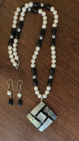 Mother of pearl pendant with pearls and teardrop beads chain