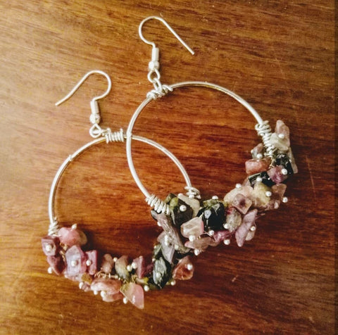 Shaded natural stone chips hooped earrings